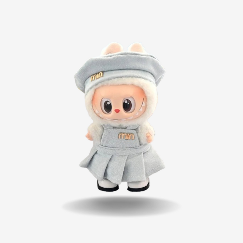 Look MIN – Robe & Chapeau, figurine Labubu en tenue élégante avec robe et chapeau assorti.